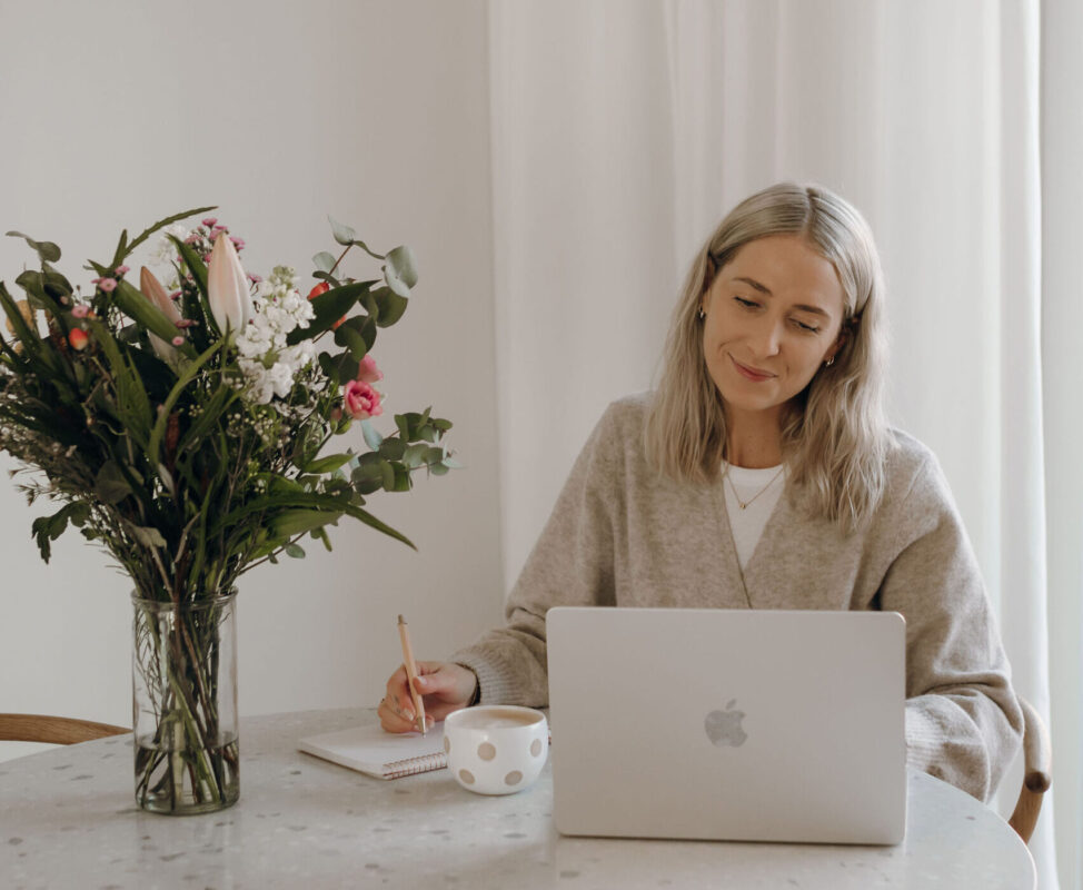 Kathrine ved computeren i køkkenet