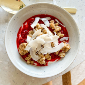 Yoghurt med kokos og hindbær