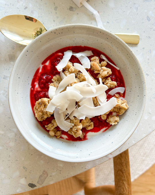 Yoghurt med kokos og hindbær