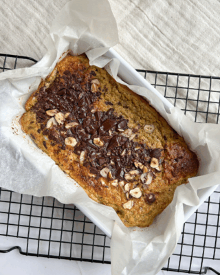 Bagt grød på bagerist med gylden overflade