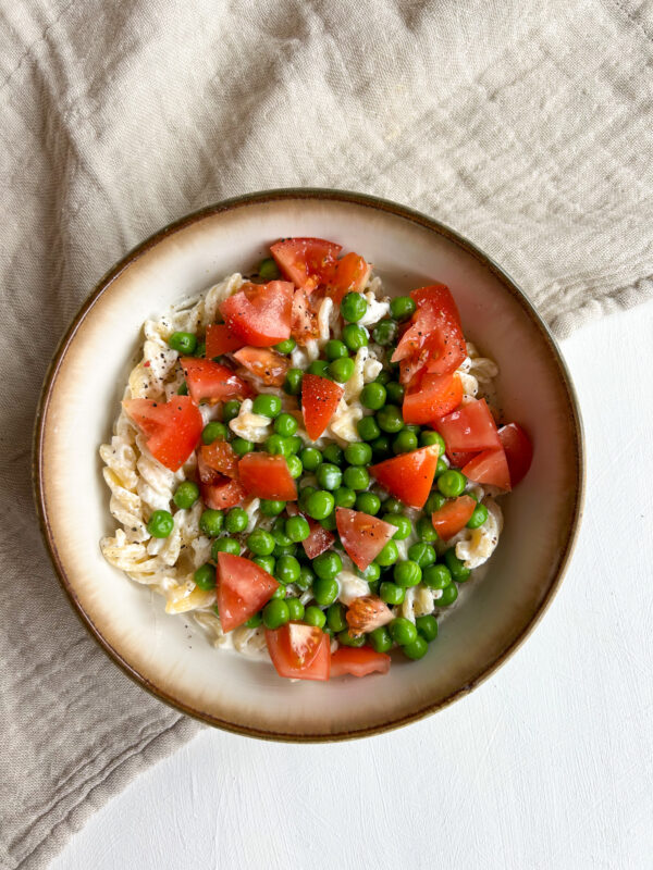Pasta med ricotta, ærter, tomat