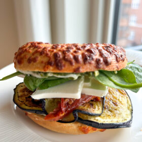 vegetarisk bagel med hummus og aubergine