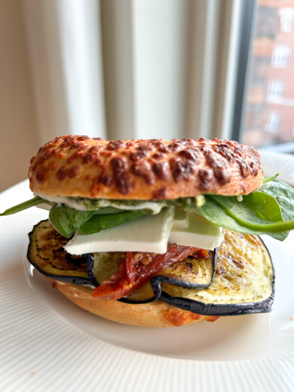vegetarisk bagel med hummus og aubergine