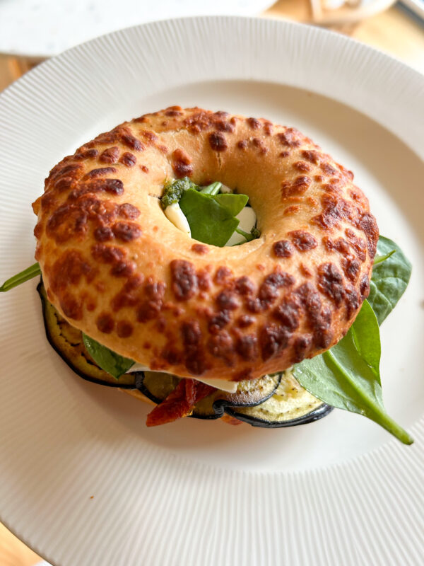 vegetarisk bagel med hummus og aubergine
