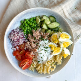 Pastasalat med tun og æg