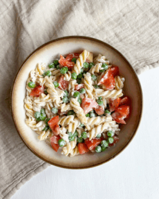 Pasta med ricotta, ærter og tomat