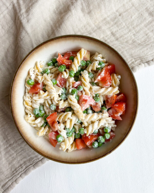 Pasta med ricotta, ærter og tomat