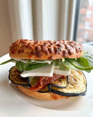 vegetarisk bagel med hummus og aubergine