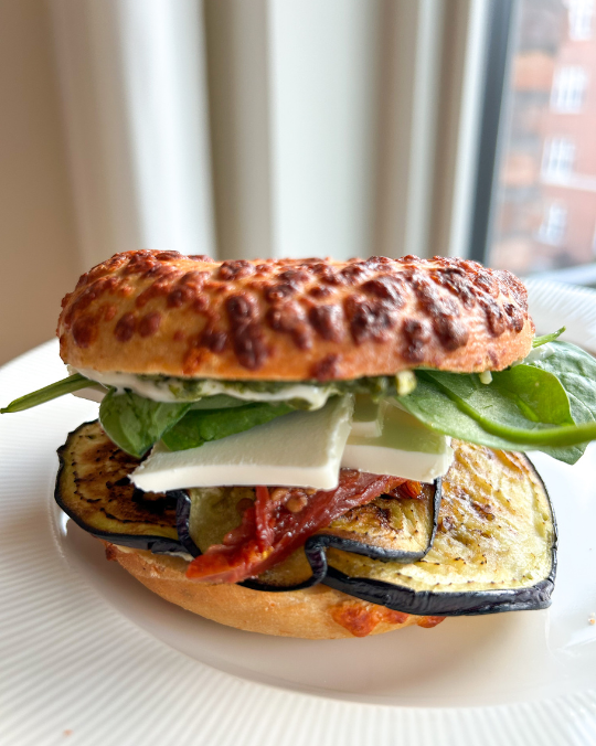 vegetarisk bagel med hummus og aubergine