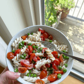 Pasta med ricotta, ærter, tomat