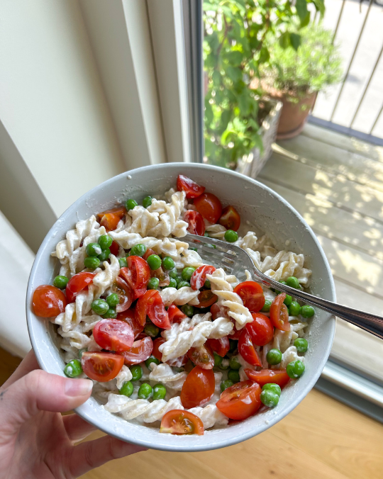 Pasta med ricotta, ærter, tomat
