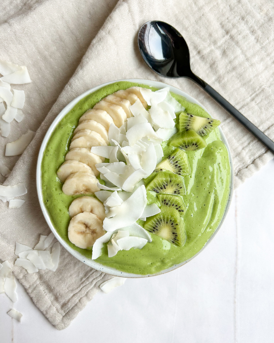 grøn smoothiebowl med mango og protein