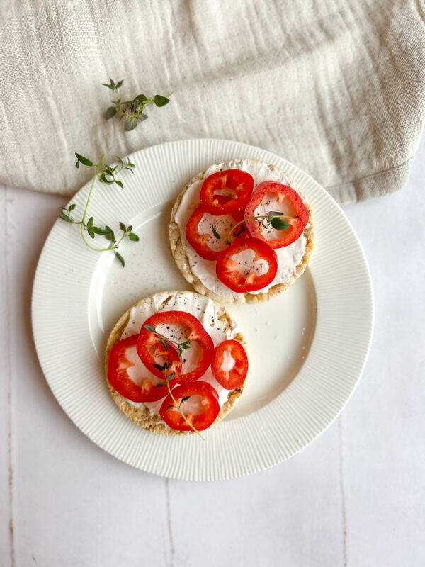 sund hjemmelavet snack: majskiks med smøreost