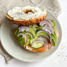 Bagel med laks, avocado og smøreost