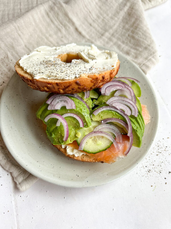 Bagel med laks, avocado og smøreost