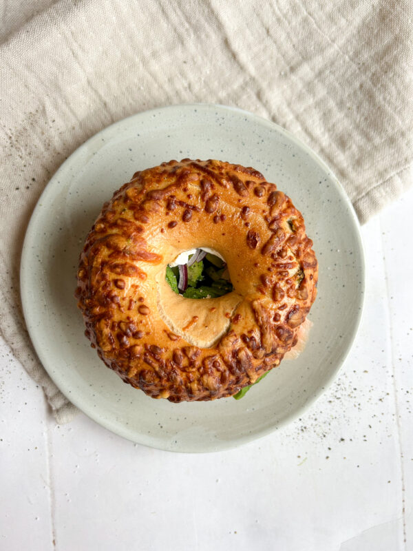 Bagel med laks, avocado og smøreost