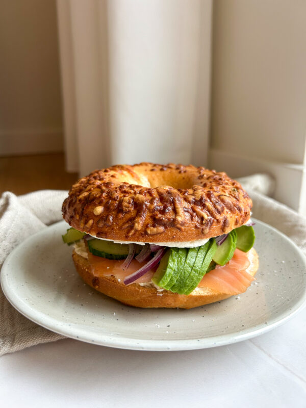 Bagel med laks, avocado og smøreost