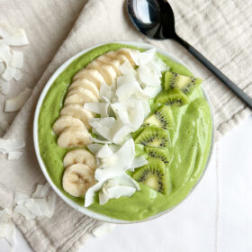 grøn smoothiebowl med mango og protein