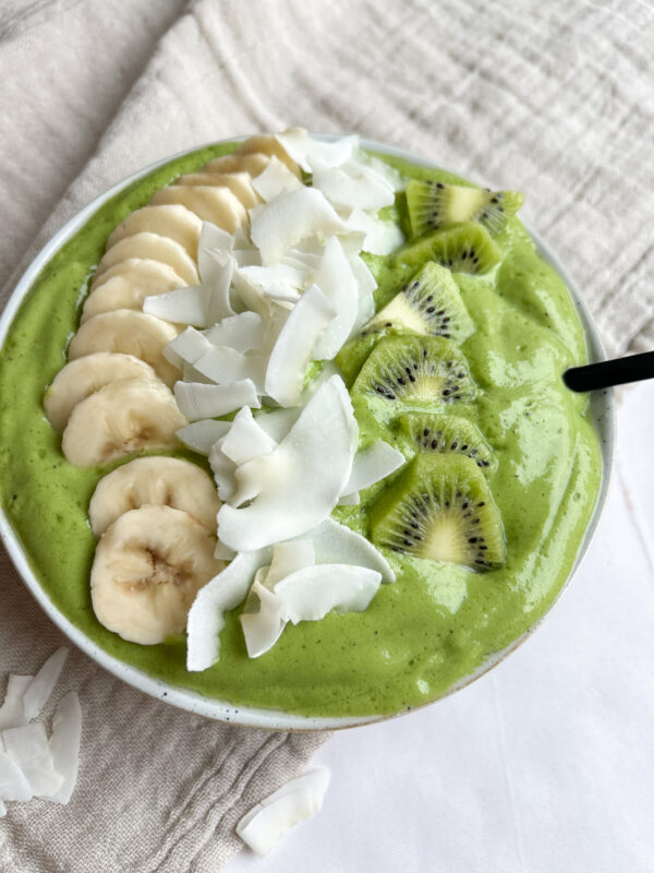 grøn smoothiebowl med mango og protein