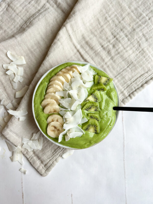 grøn smoothiebowl med mango og protein