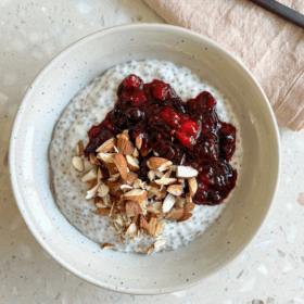 Chiagrød med vaniljeskyr og bærkompot