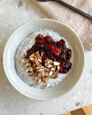 Chiagrød med vaniljeskyr og bærkompot