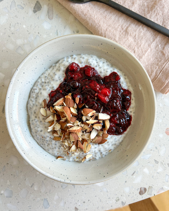 Chiagrød med vaniljeskyr og bærkompot