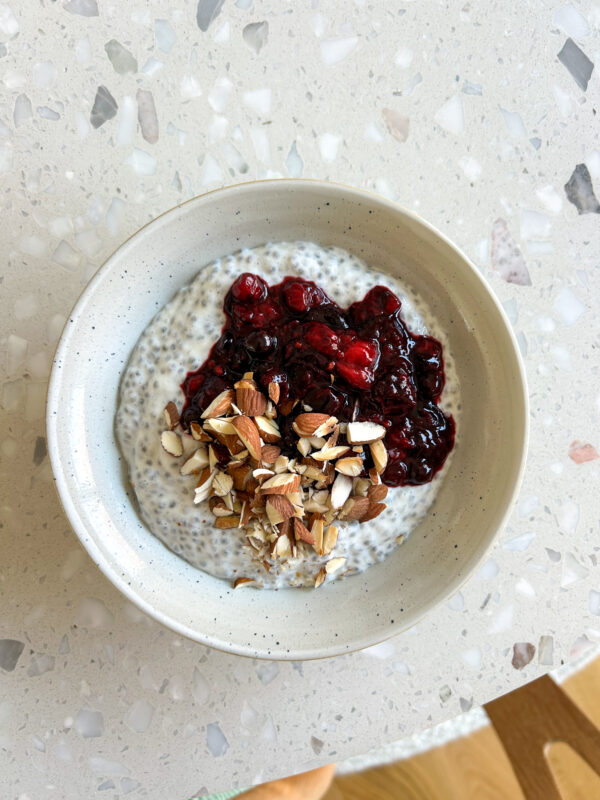 Chiagrød med vaniljeskyr og bærkompot