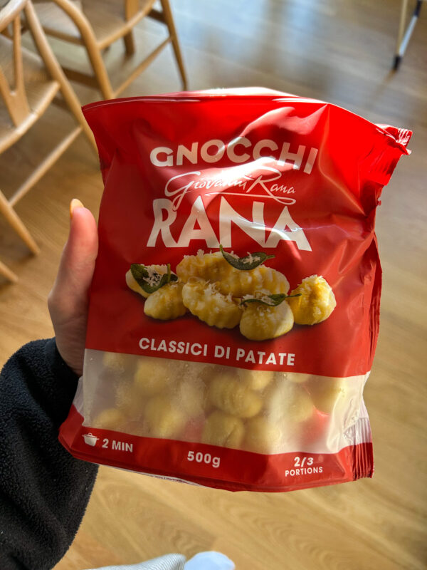 Gnocchi og grøntsager på grill med burrata