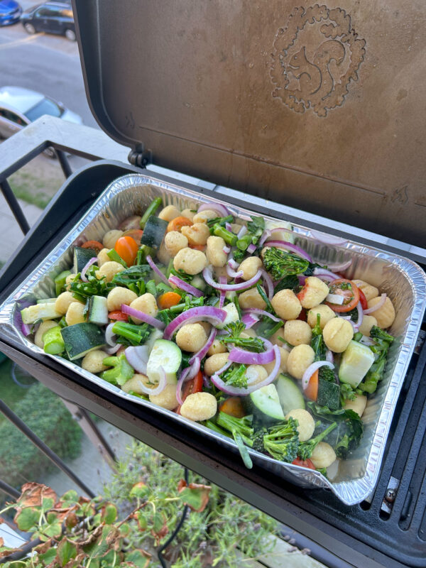 Gnocchi og grøntsager på grill med burrata