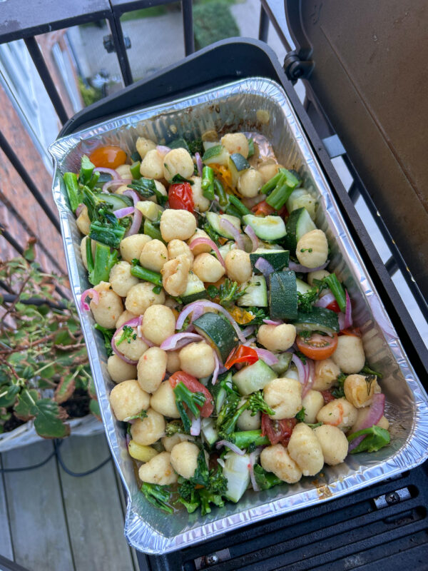 Gnocchi og grøntsager på grill med burrata