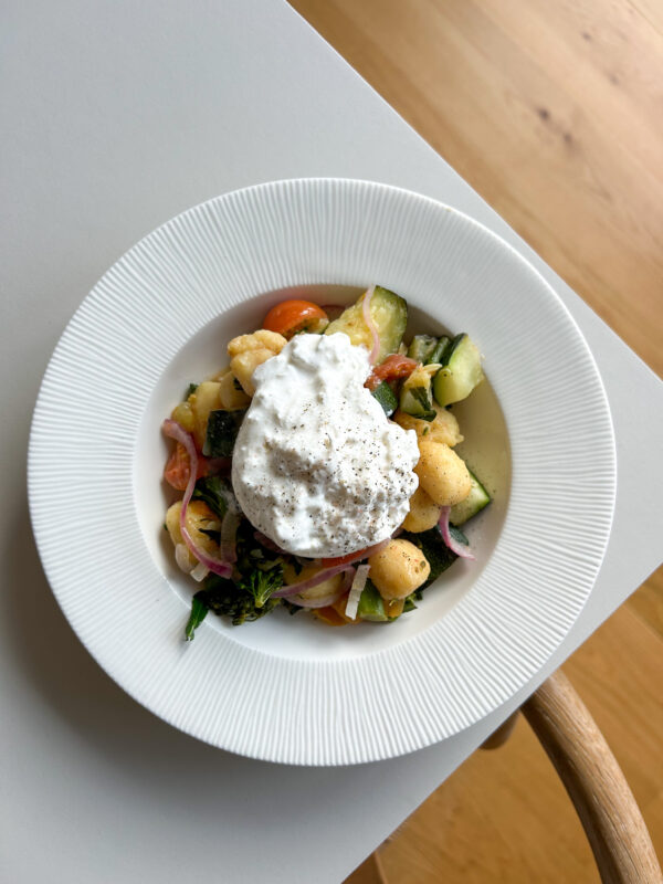 Gnocchi og grøntsager på grill med burrata