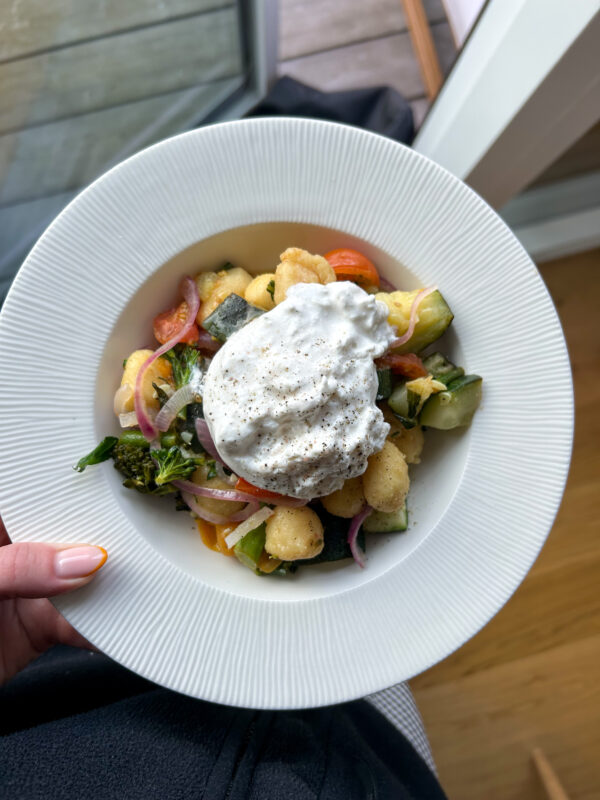 Gnocchi og grøntsager på grill med burrata