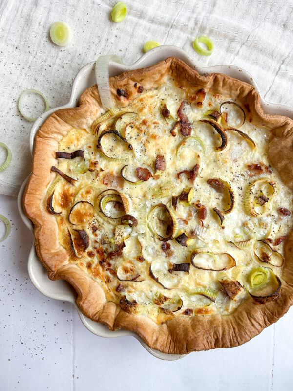 Tærte med hytteost, porre og bacon