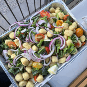 Gnocchi og grøntsager på grill med burrata