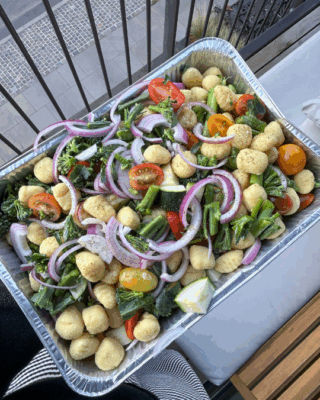 Gnocchi og grøntsager på grill med burrata