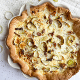 Tærte med hytteost, porre og bacon