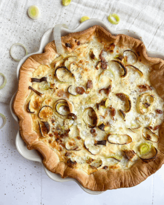 Tærte med hytteost, porre og bacon