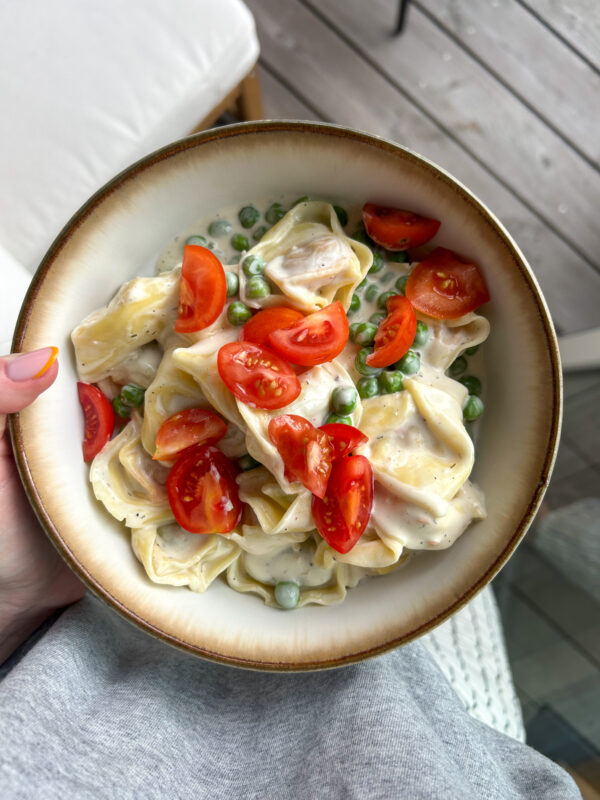 Tortelloni med pikantost og bacon