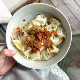Tortelloni med pikantost og bacon