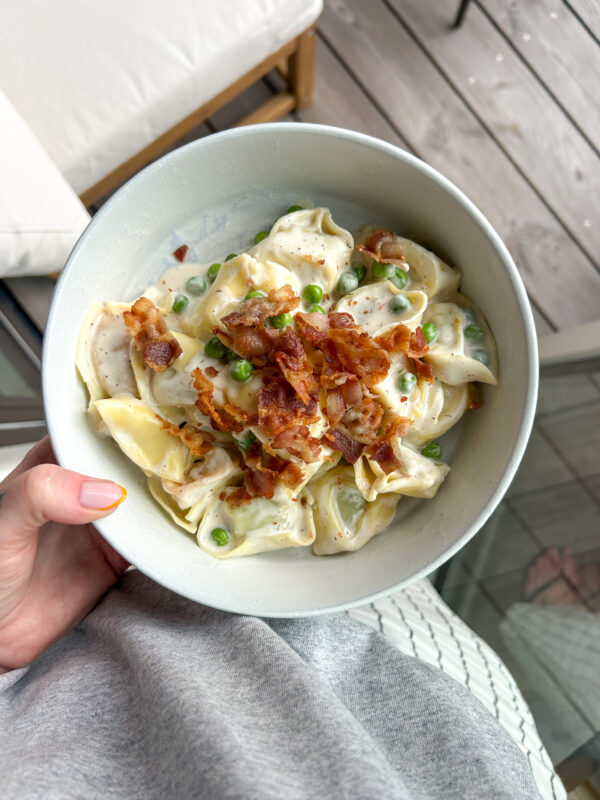 Tortelloni med pikantost og bacon