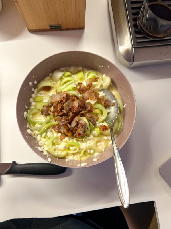 Tærte med hytteost, porre og bacon