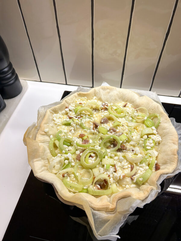 Tærte med hytteost, porre og bacon