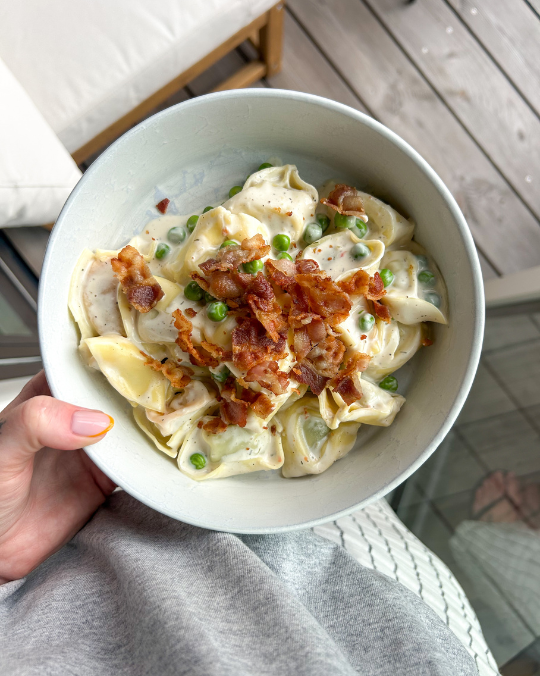 Tortelloni med pikantost og bacon