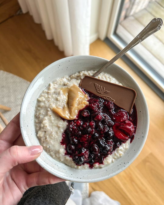 Grød med karamel, bær og chokolade