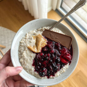 Grød med karamel, bær og chokolade