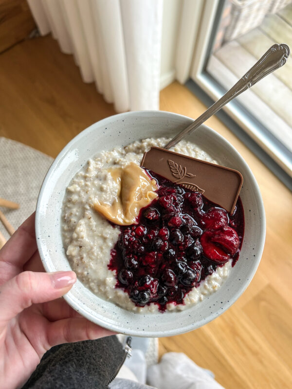 Grød med karamel, bær og chokolade