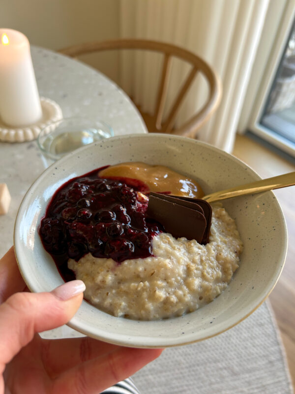 Grød med karamel, bær og chokolade