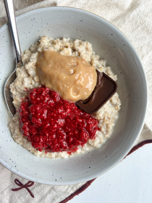 Grød med karamel, bær og chokolade