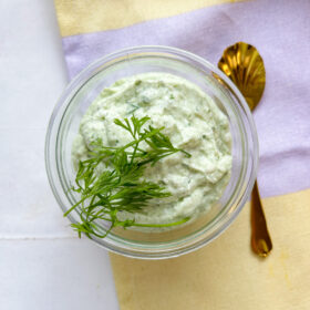 Hytteostdip med krydderurter
